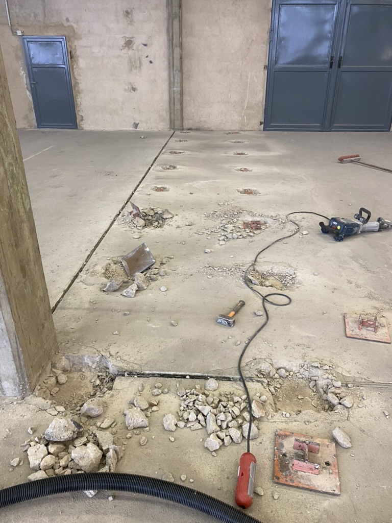 Untergrundreparatur und Ausbrucharbeiten in einer Industriehalle