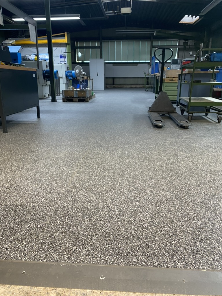 Fertig verlegter Industriefußboden in einer Werkstatt