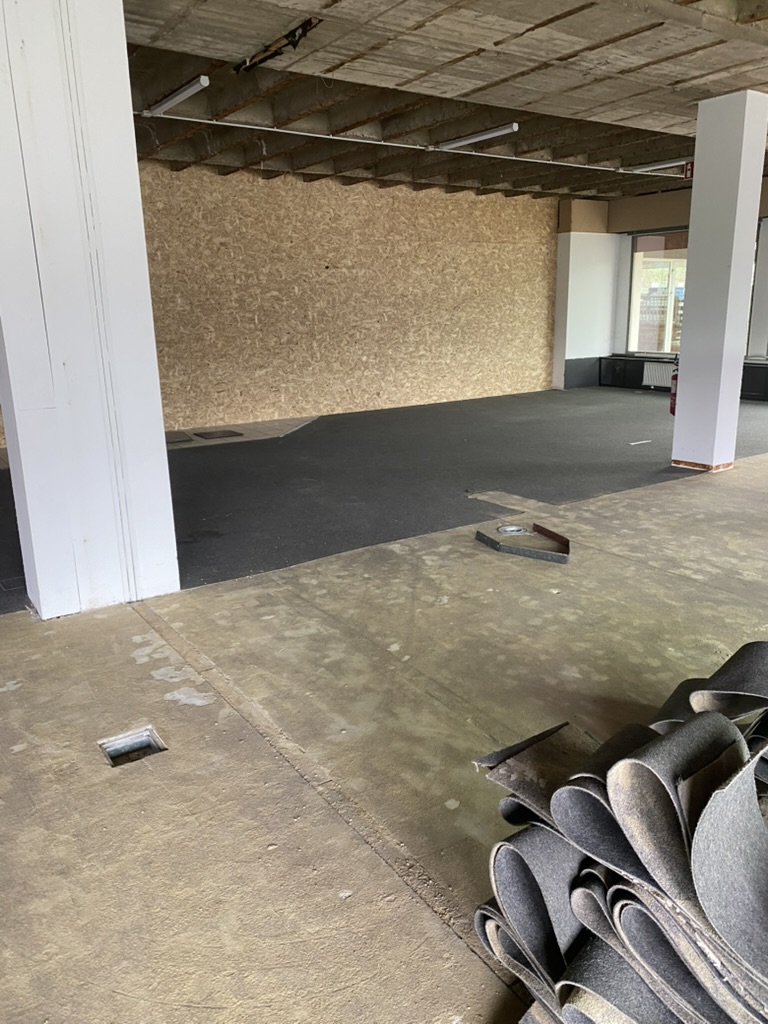 Beginn der Verlegung von Industriebodenplatten