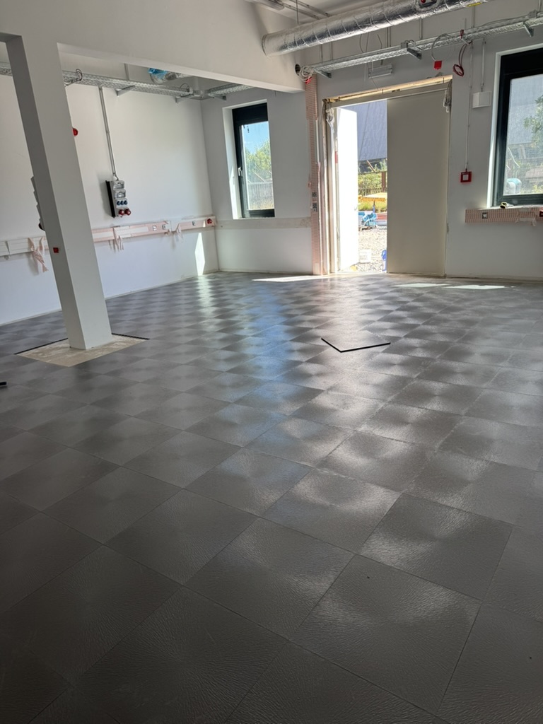 Fertig verlegter dunkler Industriefußboden