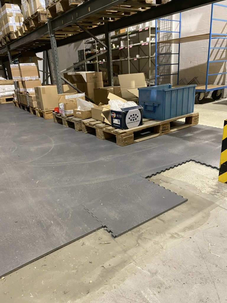 Lose verlegte Industriebodenplatten in einem Lagerbereich