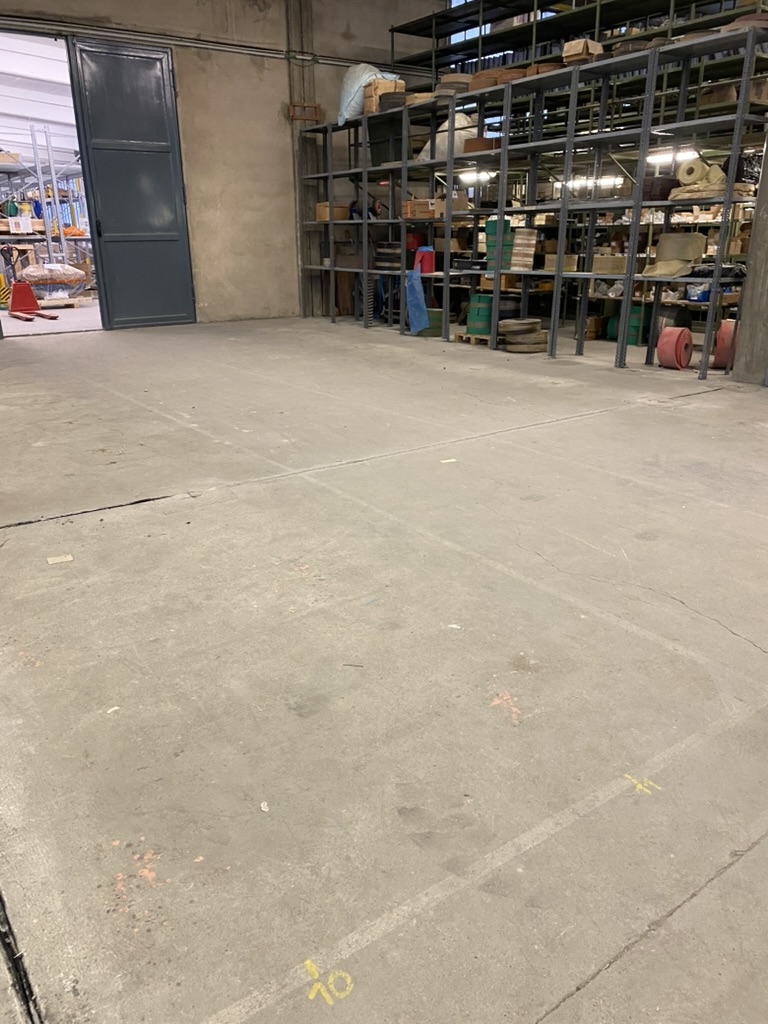 Industriehalle mit altem Boden vor der Sanierung