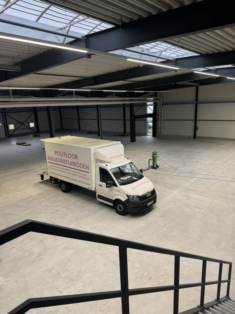 Vorbereitung einer großen Hallenfläche für das neue Bodensystem