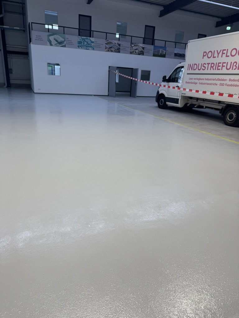 Fertig beschichtete helle Industriehalle mit PolyFloor-Fahrzeug