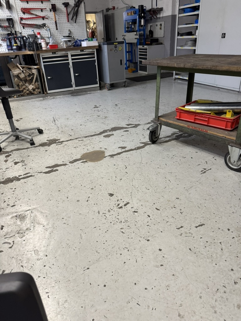 Beschädigter Werkstattboden vor der Sanierung