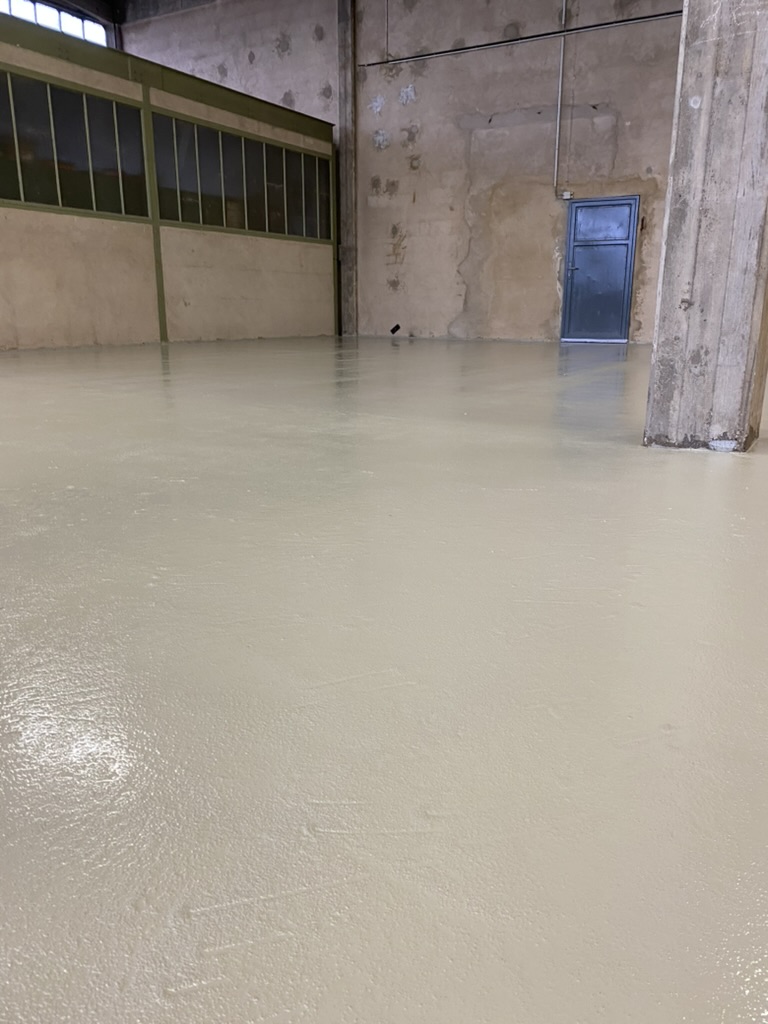 Helle fertige Bodenbeschichtung in einer Industriehalle