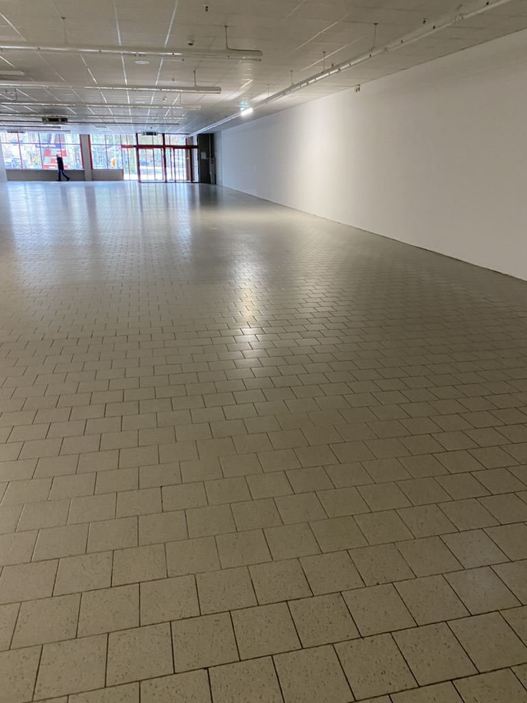 Sanierte Bodenfläche in einem Gewerbeobjekt