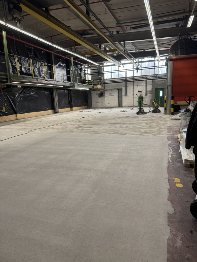 Vorbereitungsarbeiten mit Absauganlage in einer Industriehalle