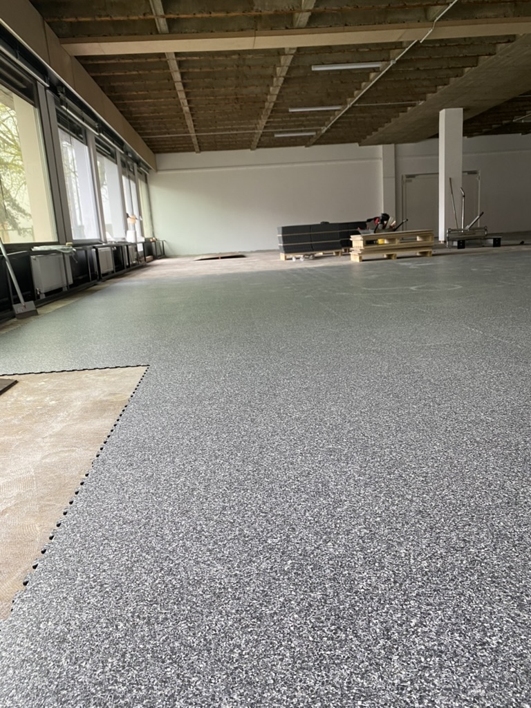 Großflächig verlegter grauer Industriefußboden