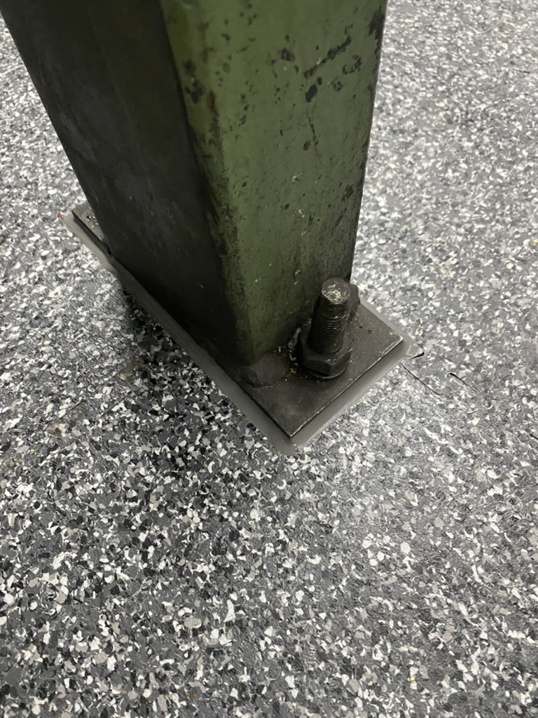Detailausbildung einer Bodenplatte an einer Maschinenstütze