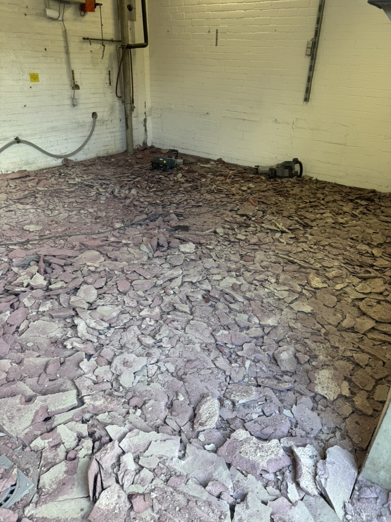 Rückbau eines alten Bodenaufbaus in einem Betriebsraum