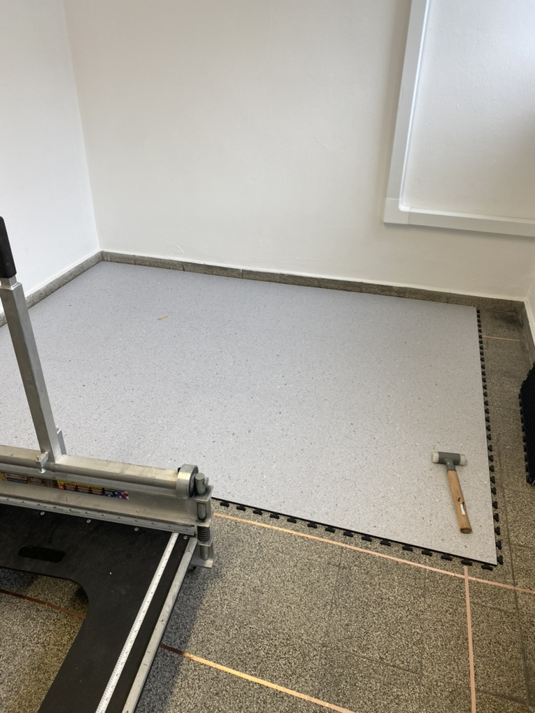 Lose verlegte Bodenplatten mit vorbereitetem Randanschluss