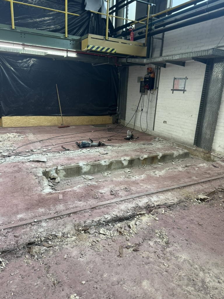 Ausbruch und Reparatur eines alten Hallenbodens