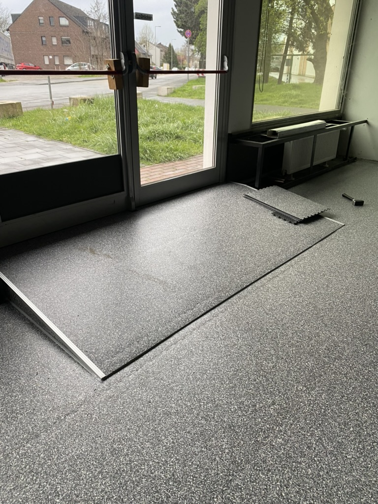Passgenauer Anschluss der Bodenplatten im Eingangsbereich