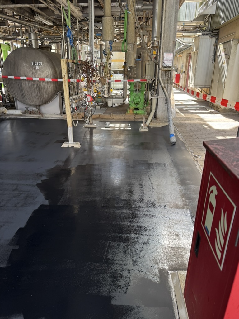 Beschichtungsarbeiten in einem industriellen Anlagenbereich