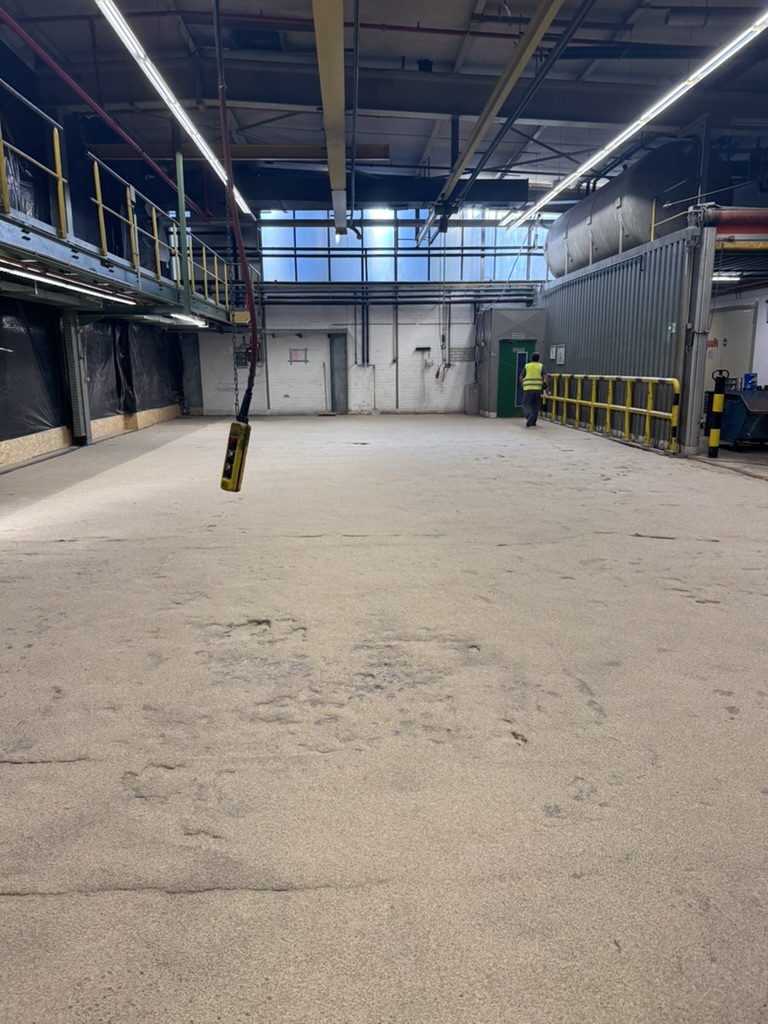 Industriehalle vor der umfassenden Bodensanierung