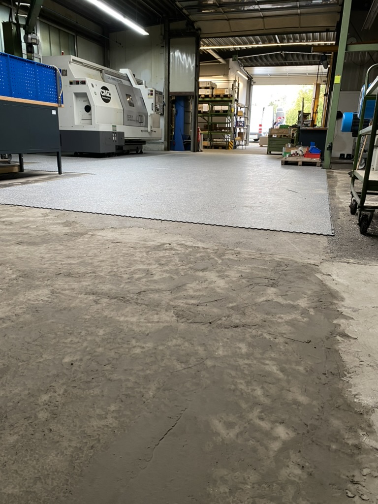 Neue Industriebodenplatten im Maschinenbereich